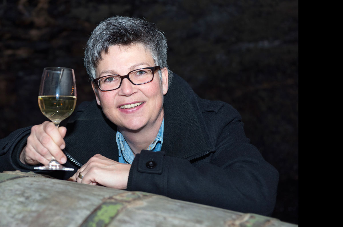Claudia Schreiner mit Weinglas